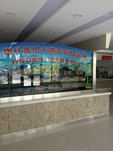 新疆自治區(qū)塔縣政務(wù)服務(wù)中心叫號(hào)系統(tǒng)、信息發(fā)布系統(tǒng)由米可提供1.jpg